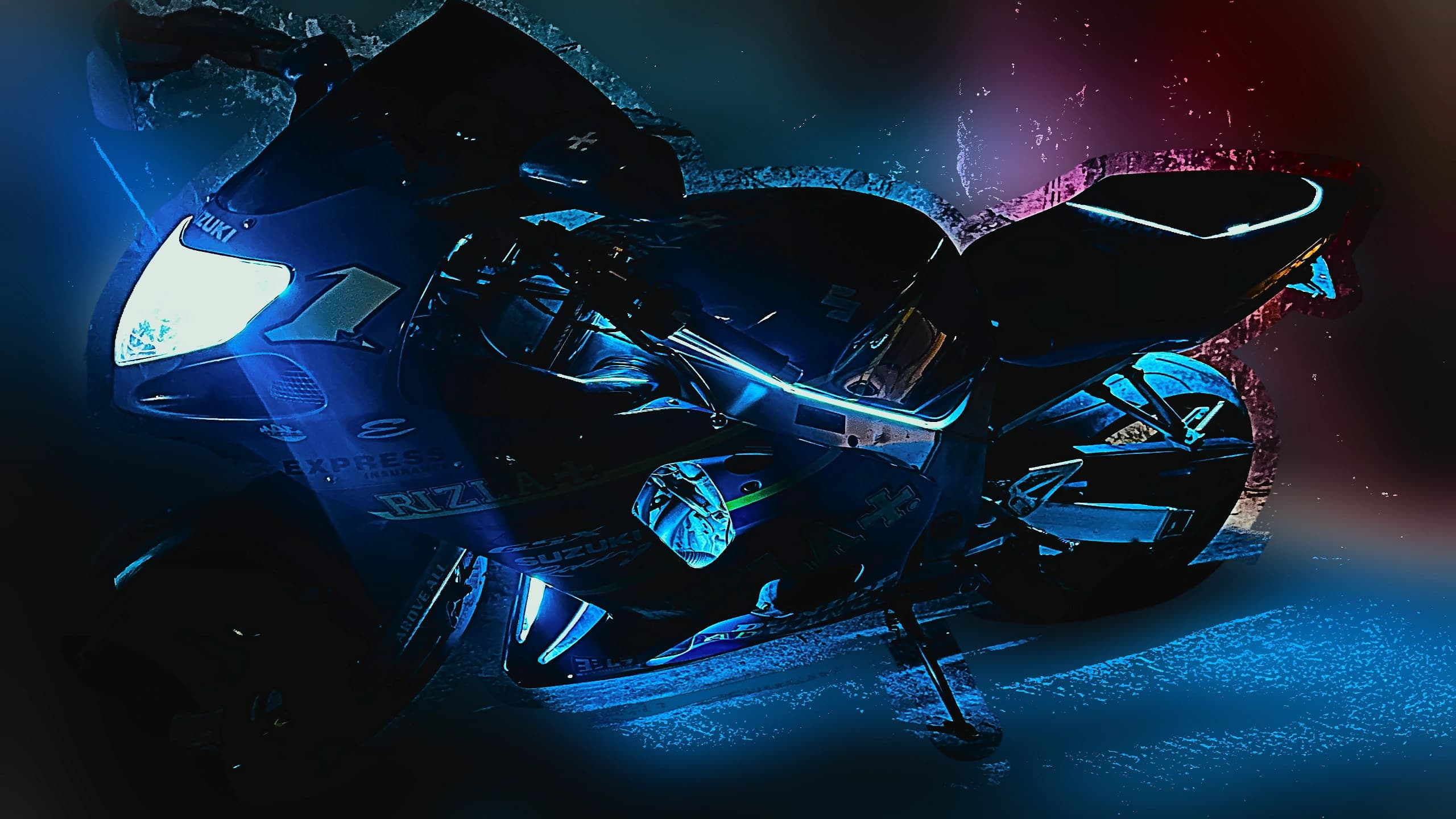 Suzuki σπορ μοτοσυκλέτα με αναμμένο φανάρι και κυανό υποφωτισμό, φόντο σε blur.